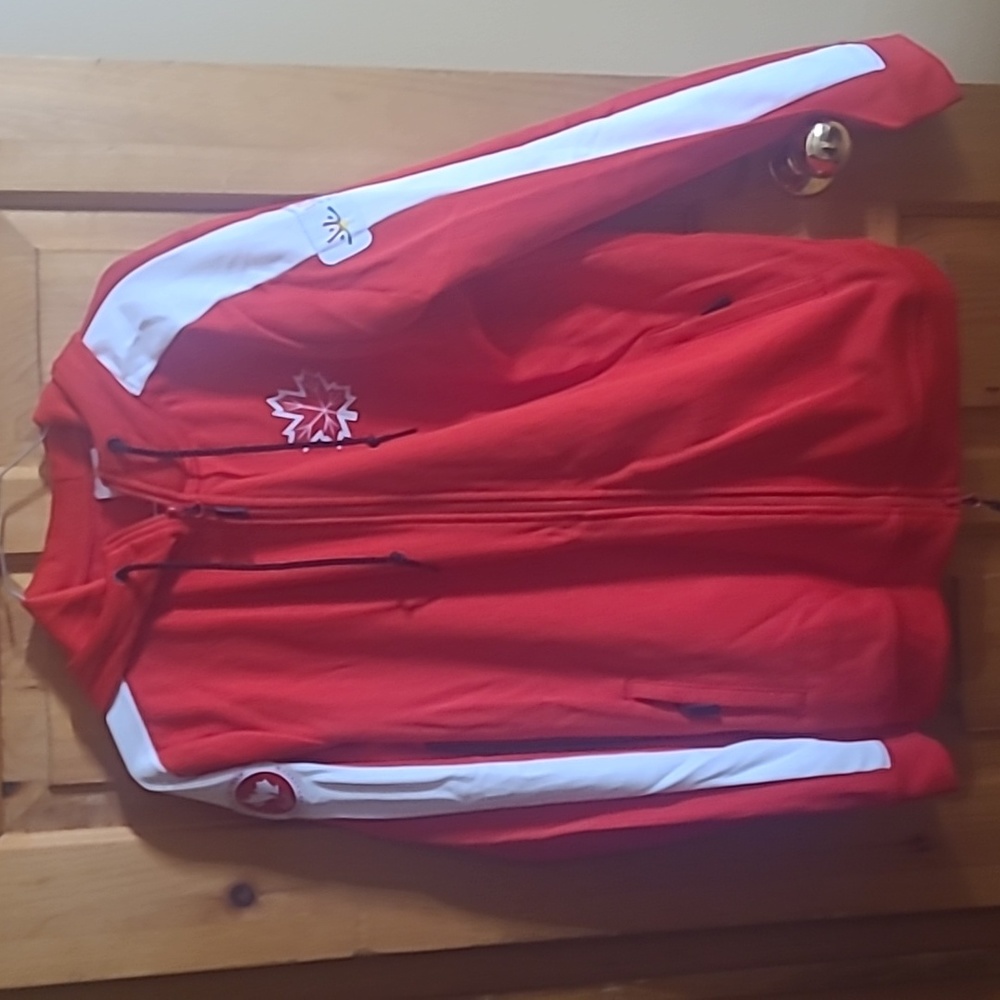 NWOT Team Canada size Large Parapanamericanos hooded sweater
